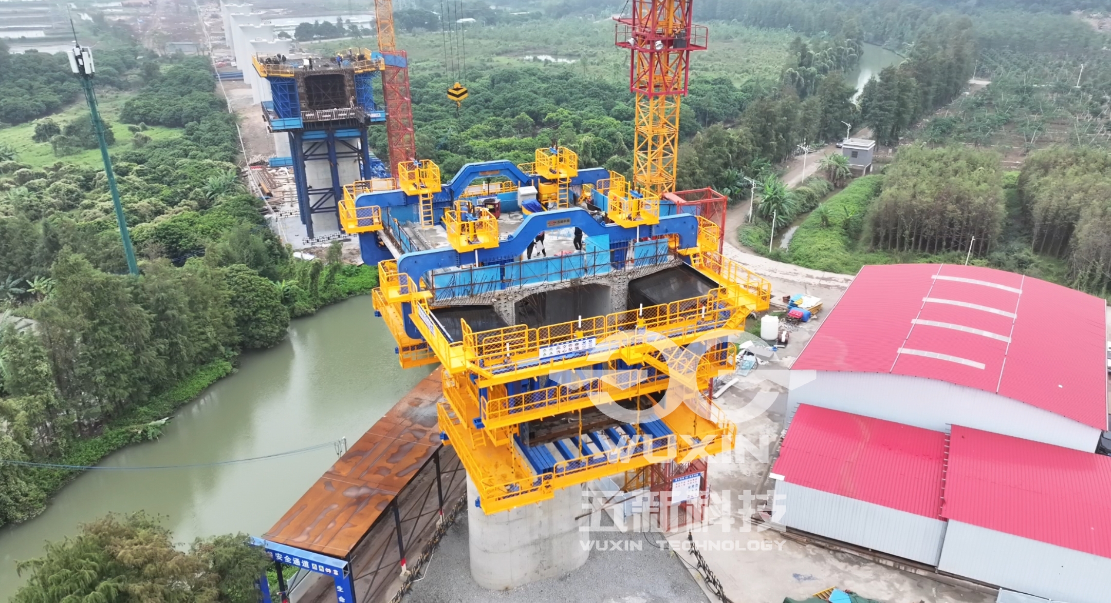 中鐵北京局-珠肇鐵路智能懸臂造橋機3.jpg
