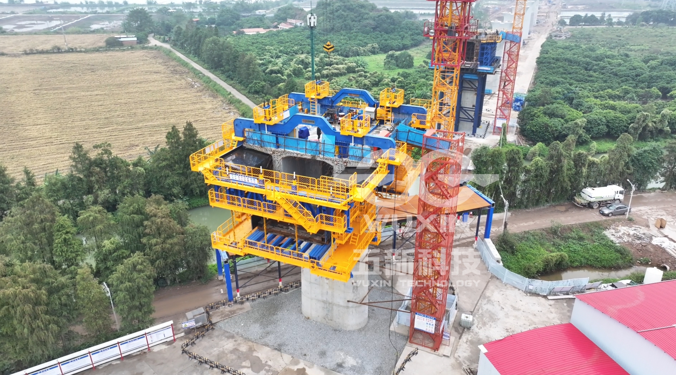 中鐵北京局-珠肇鐵路智能懸臂造橋機1.jpg