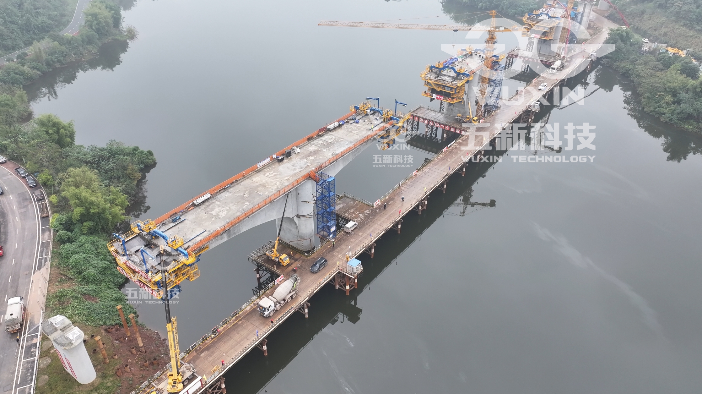 中鐵五局——成渝中線玄天湖大橋——智能懸臂造橋機1.jpg