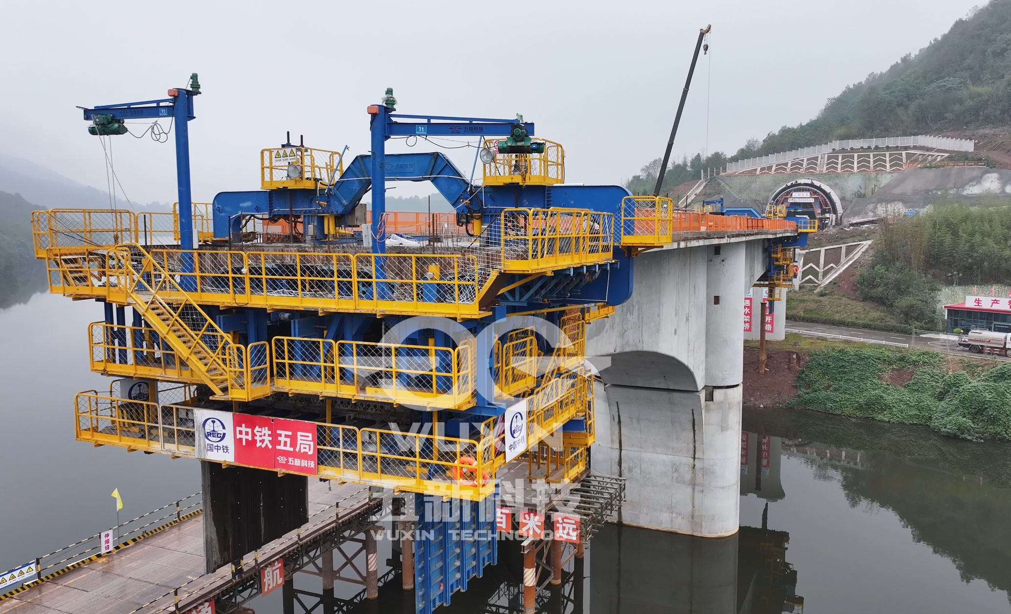中鐵五局——成渝中線玄天湖大橋——智能懸臂造橋機4.jpg