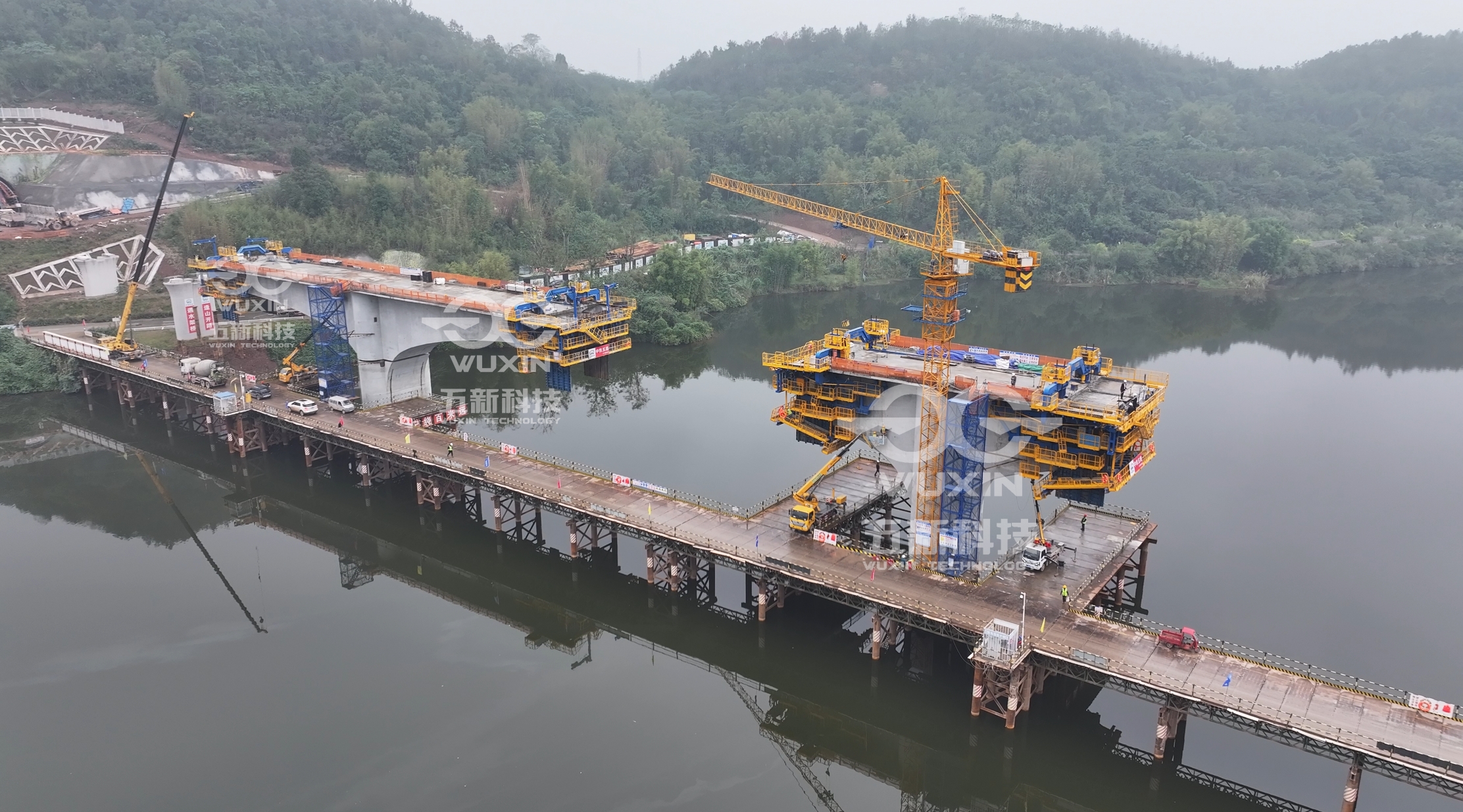 中鐵五局——成渝中線玄天湖大橋——智能懸臂造橋機3.jpg